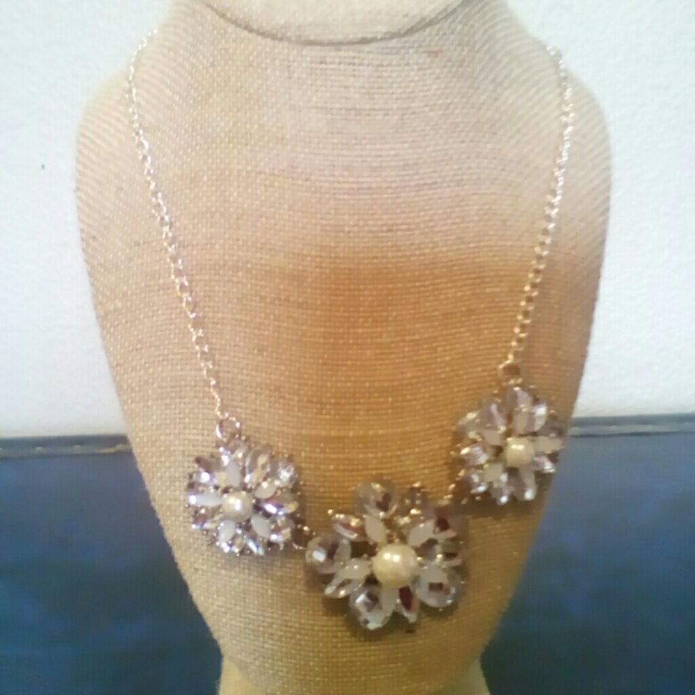 Clear flower pearl bib necklace